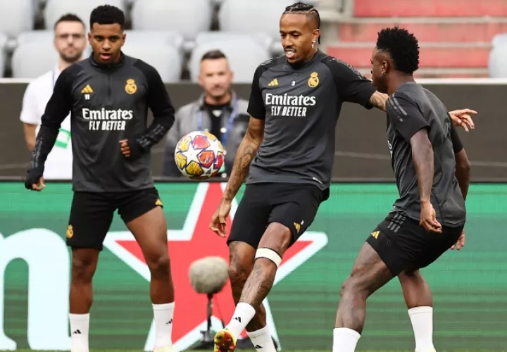 El brasileño Eder Militao (cent.) durante los entrenamientos del Real Madrid. Foto: EFE