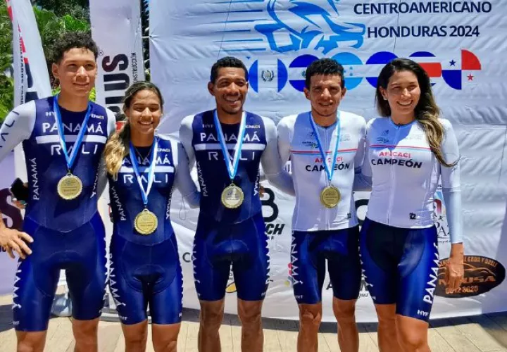 Pedalistas panameños con sus medallas. Foto: Fepaci 