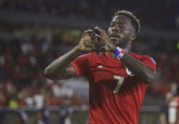 José Luis 'Puma' Rodríguez festeja su gol contra Guyana anoche en el estadio Rommel Fernández. Foto: EFE