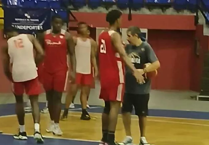 El coach de Panamá, Gonzalo García en los entrenamientos ayer en la Arena Roberto Durán.