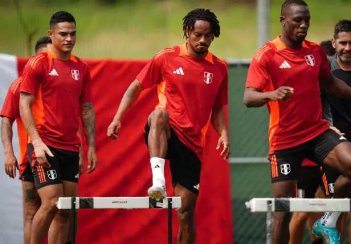 Jugadores de Perú durante los entrenamientos. Foto: EFE