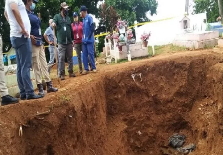 Durante la pandemia, el Ministerio Público realizó exhumaciones a fosas comunes donde se ubicaron restos de víctimas de la invasión. Archivo