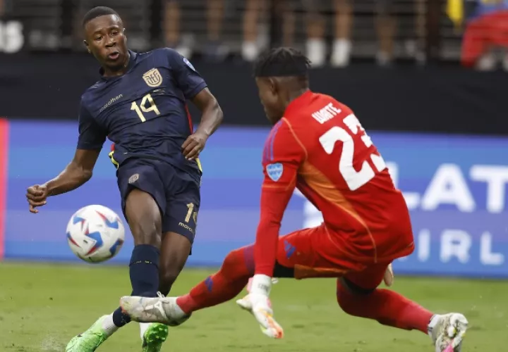 Alan Minda de Ecuador ante el portero  Jahmali Waite de Jamaica. Foto: EFE