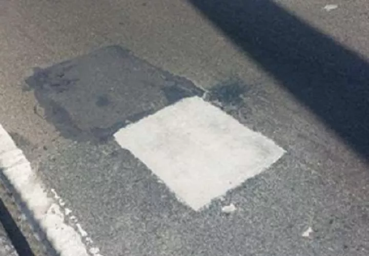 Esta foto tomada por inspectores del  MOP, el 12 marzo de este año, da a entender que el consorcio  ha realizado parcheos a la losa. Cortesía