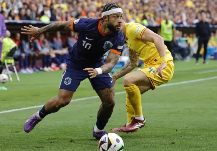 El delantero de Países Bajos Memphis Depay con el balón, durante el partido de cuartos de final de la Eurocopa contra Rumania. Foto: EFE