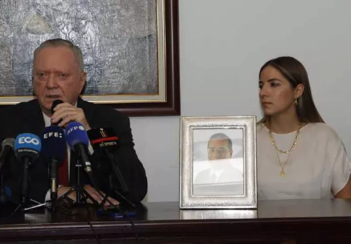 Jurgen Mossack junto a Raquel Fonseca, hija de Ramón Fonseca Mora, que lleva el retrato de su padre, fallecido el 8 de mayo pasado. Víctor Arosemena