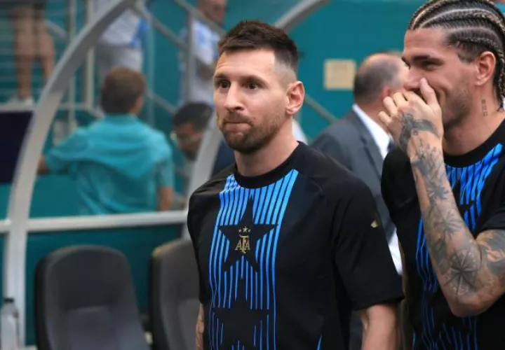 Lionel Messi (izq.) EFE