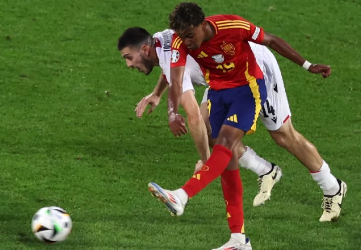 Lamine Yamal de España despeja el balón en un partido Georgia en la Eurocopa. Foto: EFE