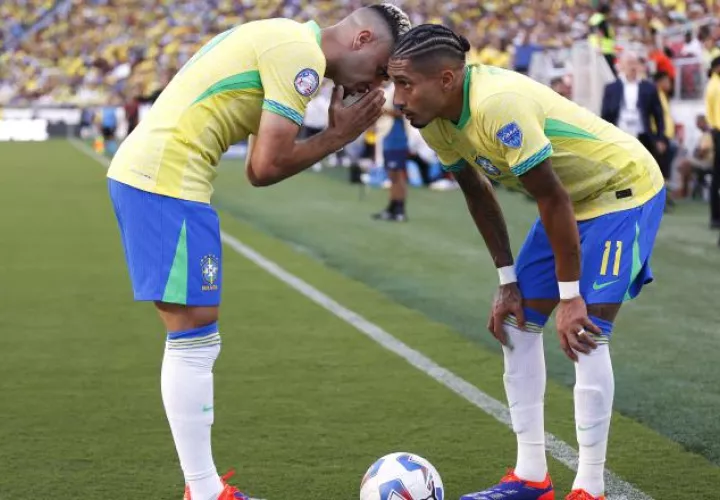 El centrocampista brasileño Bruno Guimarães (izq.) y  Raphinha. Foto: EFE