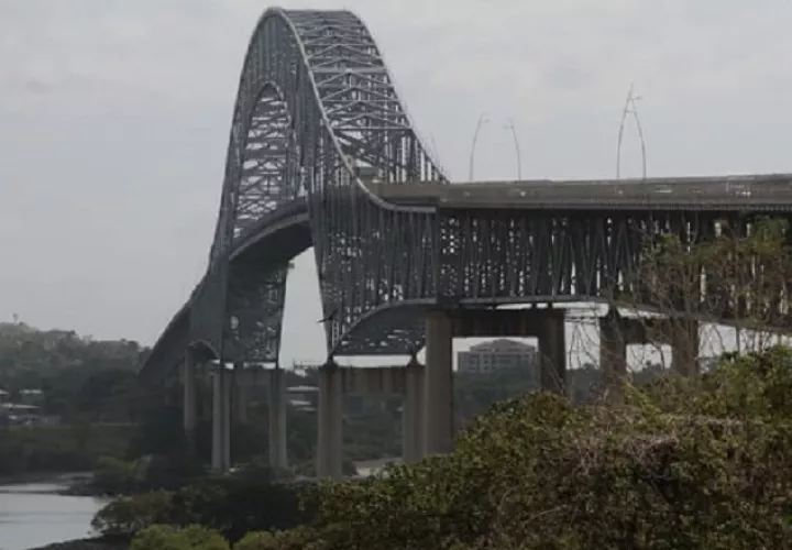 El puente construido en 1962 fue la primera vía en levantarse sobre el Canal de Panamá. Antes de ese año se utilizaban ferrys.  Archivo