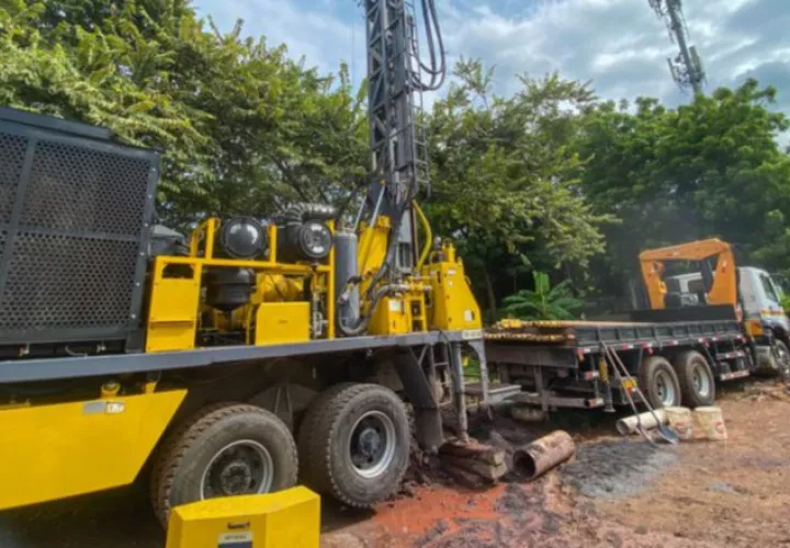 Mientras se construyen las nuevas redes, la alternativa es perforar pozos para dotar de agua a los acueductos.  Cortesía Idaan
