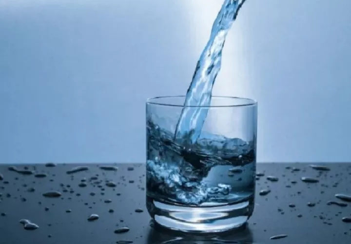 El mito de los 8 vasos de agua es una afirmación incorrecta, la cantidad de agua que debería consumir cada individuo depende de sus condiciones de vida.  ilustrativa