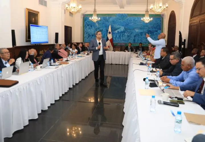 Mesa que aborda el tema de pensiones en las conversaciones sobre la Caja de Seguro Social (CSS). Cortesía