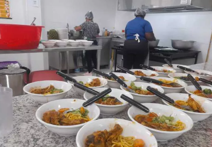 Madres de familia se encargan de la preparación de alimentos.  Vivian Jiménez