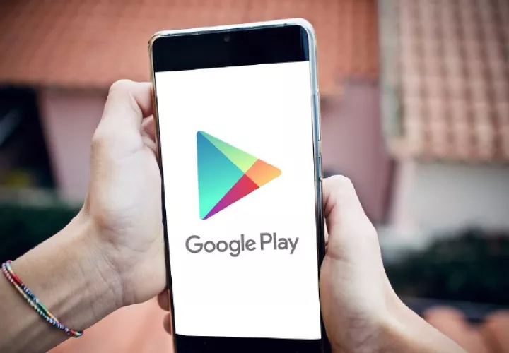 El riesgo de infectarse mediante la descarga de una 'app' maliciosa es mayor si se realiza por fuera de estos repositorios.  Pixabay