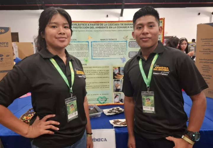 Los estudiantes Yoana Miranda y Alvin  Quintero presentaron el proyecto en la feria científica del Ingenio Juvenil. 