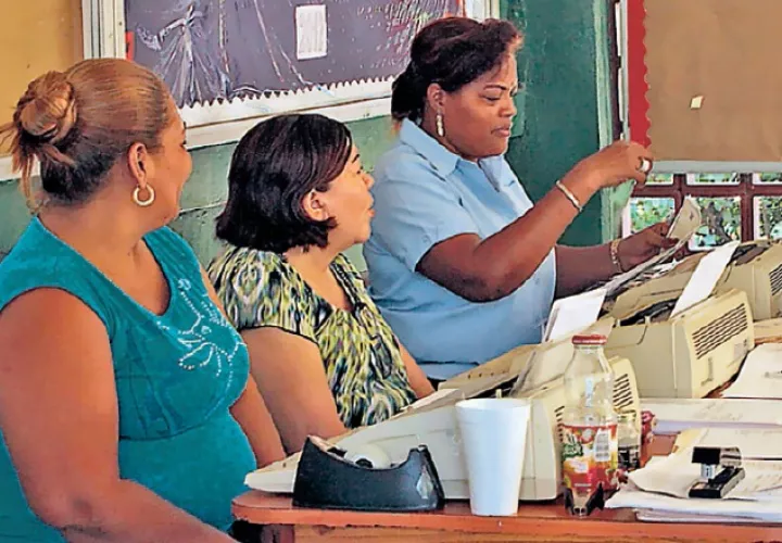 En algunas escuelas la matrícula está condicionada al pago de esta cuota. Archivo