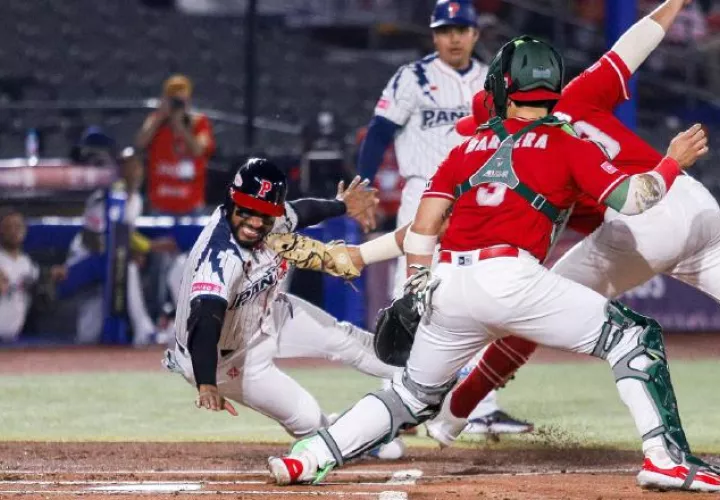 Johan Camargo se lanza en home ante México y se lesionó. Foto: Fedebeis