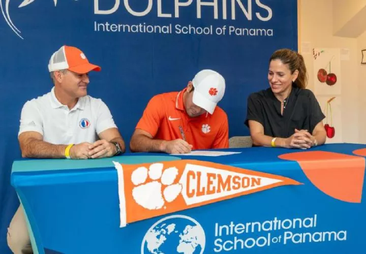 Samuel firma con Clemson ante la atenta mirada de sus padres, Sofy y Miguel Durán. Cortesía
