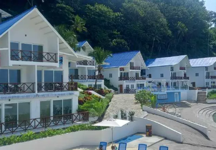 Las cabañas de este resort conjugan con el verdor de la isla y sus acabados fueron hechos por trabajadores locales. francisco paz