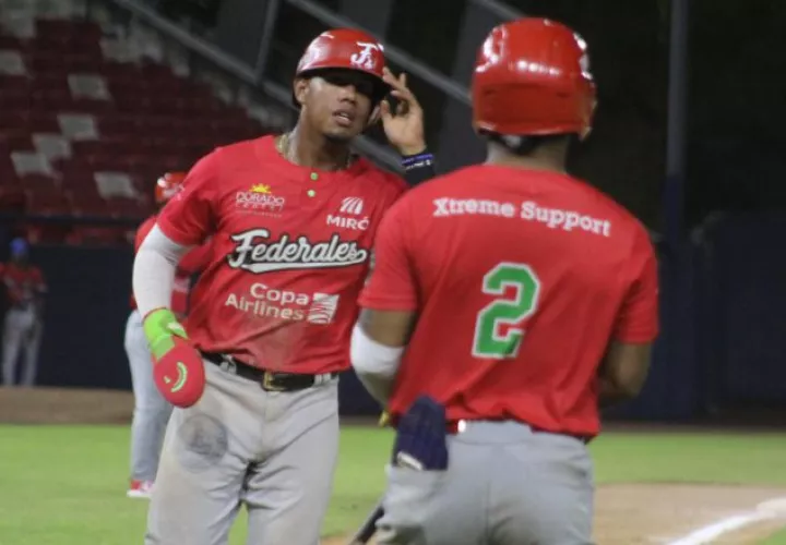 El equipo Federales de Chiriquí ganó los dos juegos ante Águilas Metropolitanas para tomar el liderato del torneo. Foto: Probeis