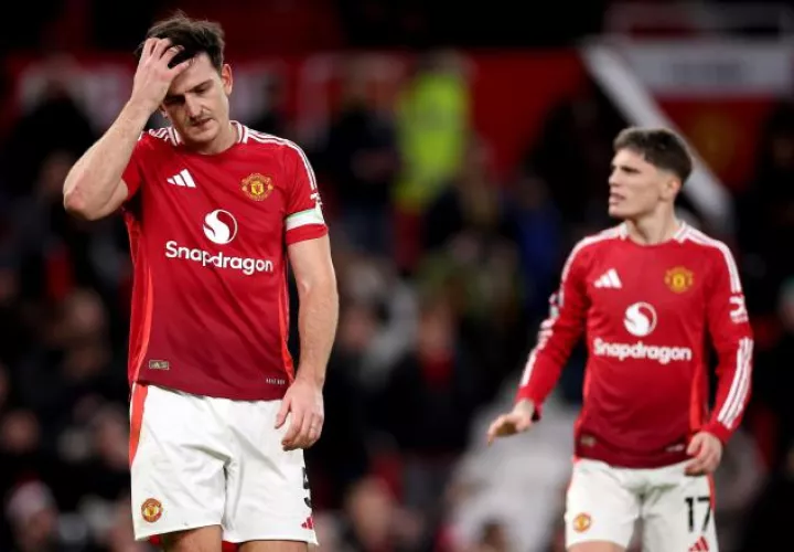 Harry Maguire del Manchester United (izq.), lamenta la derrota de su equipo  ante Newcastle. Foto: EFE