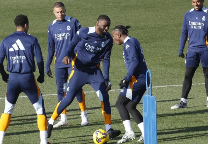 Jugadores del Real Madrid durante los entrenamientos con miras a su juego ante Valencia. Foto: EFE