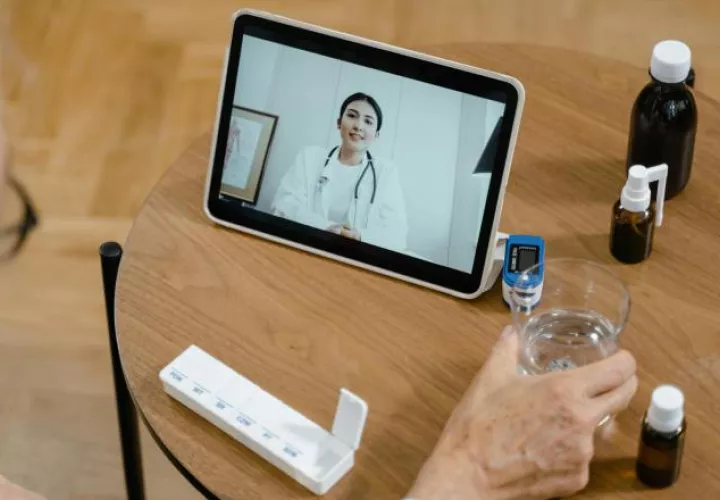 Las personas que sufren de presión arterial y otras condiciones similares, deben contar con dispositivos propios para monitorearse. Pexels