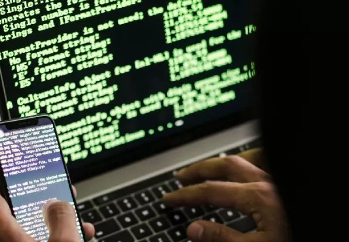 No haga clic en enlaces ni descargar archivos de correos electrónicos sospechoso.  Pexels