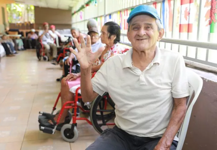 Adultos mayores compartiendo. Foto: Cortesía