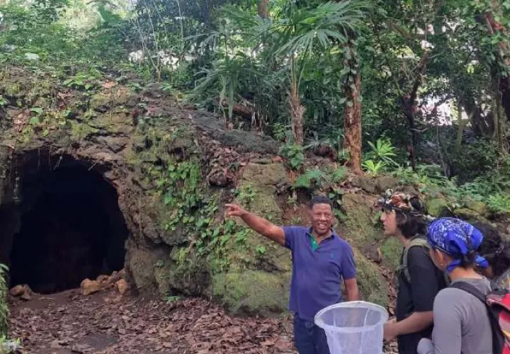Integrantes de la fundación Biomundi y la comunidad en una gira a las Cuevas de Chilibre. Cortesía