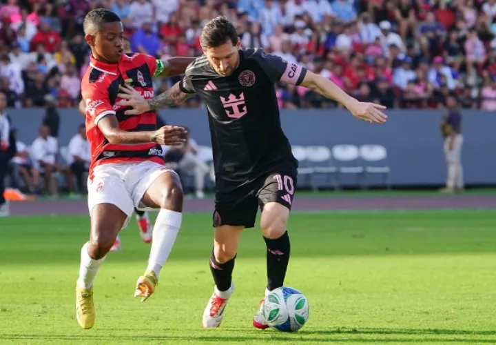 Rodrigo Tello, capitán del Sporting SM (izq.),  disputa  el  balón contra Lionel Messi, capitán del  Inter Miami. Foto: EFE