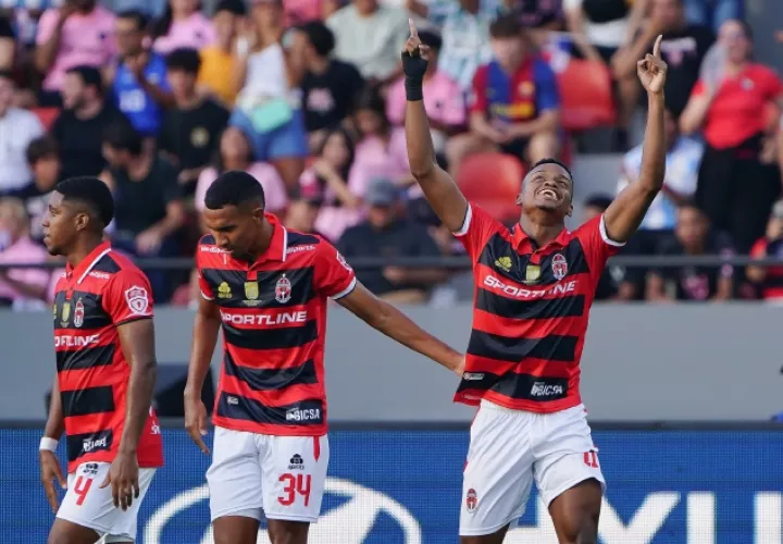 Adán Hendricks (der.) festeja su gol contra Inter Miami. Foto:EFE