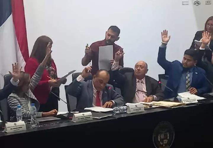 Momento en que los diputados de la Comisión votan cada artículo del tercer bloque de las reformas. Francisco Paz