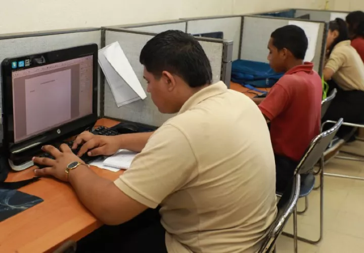 Jóvenes deben egresar del centro con conocimientos básicos de programación e informática.  Cortesía
