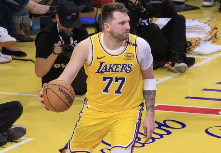 Luka Doncic se estrenó con los Lakers. Foto: EFE