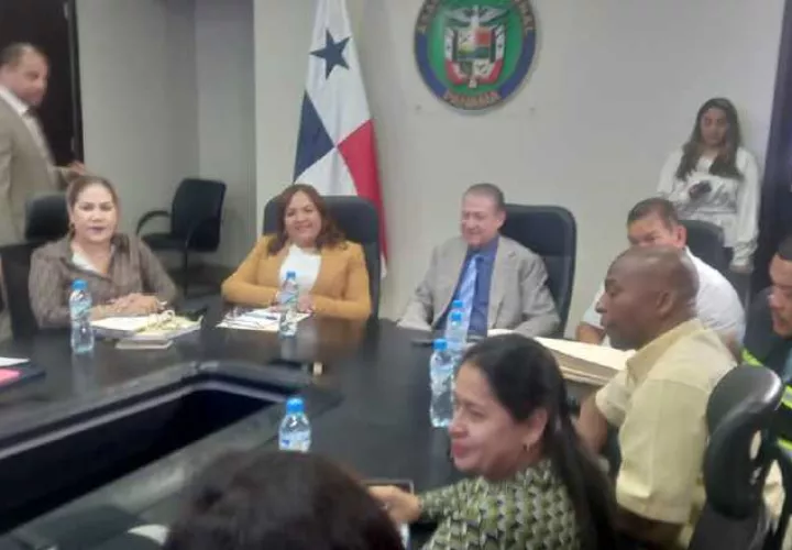 La presidenta de la Asamblea, junto a varios diputados, dialogó la semana pasada con los dirigentes y asesores de Conusi. Francisco Paz