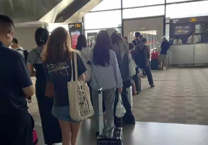 Existen aerolíneas, agencias de viajes y operadores turísticos que incluyen el seguro cuando uno compra el pasaje aéreo.  Archivo