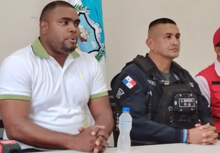 Los miembros de la Junta de Carnaval y los estamentos de seguridad se realizaron una reunión de coordinación. FOTO/DIÓMEDES SÁNCHEZ