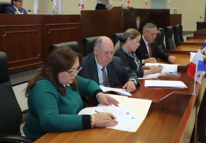 La presidenta de la Asamblea, Dana Castañeda, firma propuestas junto al diputado Carlos Afú.  Cortesía