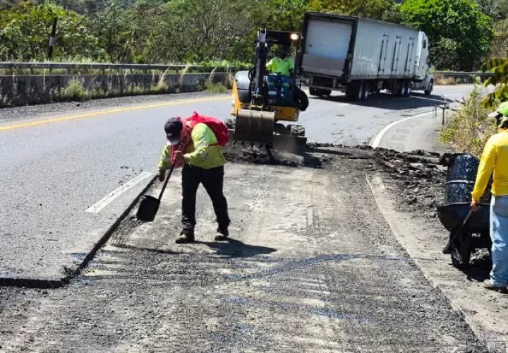 En la actualidad, personal del MOP realiza reparaciones en tramos de la carretera entre Tolé y el corregimiento de Chiriquí, en David. cortesía