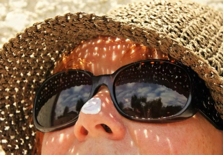 Los protectores solares contienen compuestos químicos.  Foto: Pixabay
