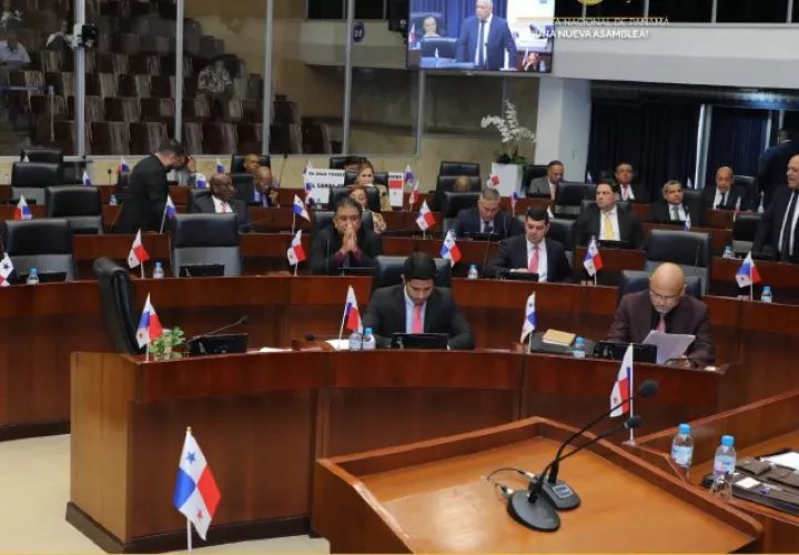 El Pleno de la Asamblea sesionó en horas del mediodía y solo demoró un poco más de una hora. cortesía