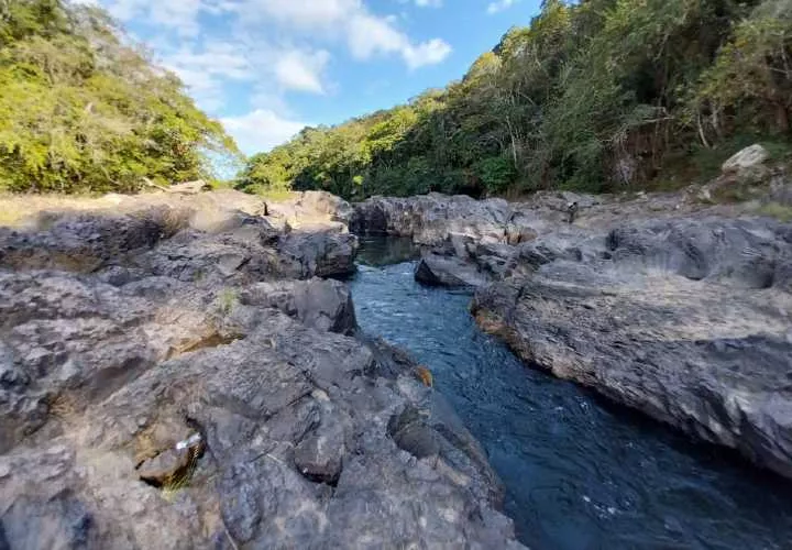 Para poder apreciar toda su fascinante forma, es necesario recorrer las inmensas rocas que rodean todo su cauce, y que dan la apariencia de haber sido talladas a mano.