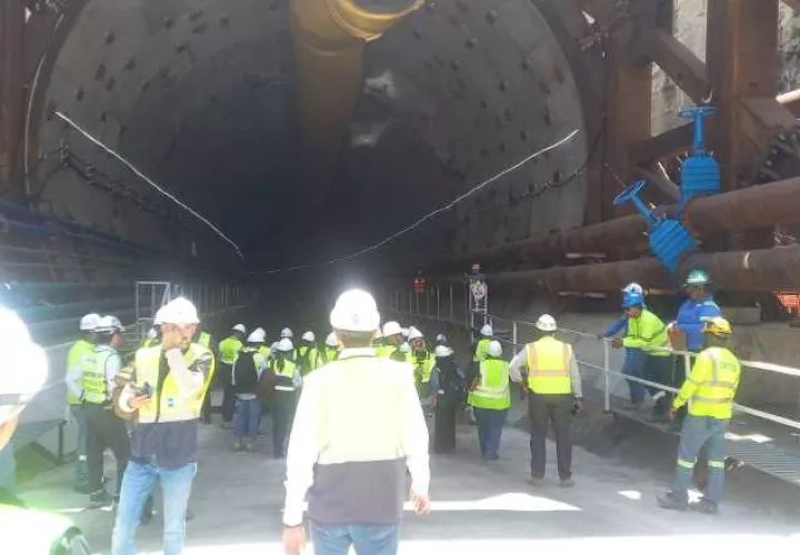 Son 30 obreros por turno, los que trabajan dentro de la tuneladora Panamá, que tritura diferentes tipos de suelos y coloca los anillos. Francisco Paz