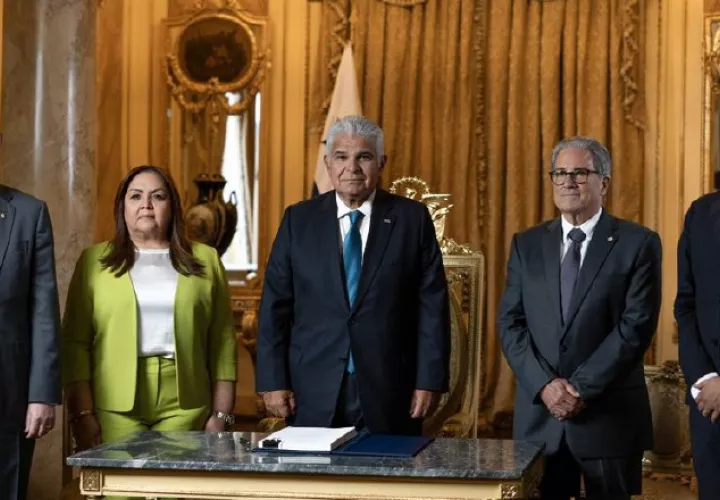 Mulino sancionó la Ley 462, el 18 de marzo, con la presencia de Dana Castañeda y Fernando Boyd. Cortesía
