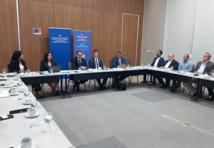 El ministro de Comercio e Industrias, Julio Moltó, y su equipo, se reunió este lunes con exportadores. Francisco Paz 