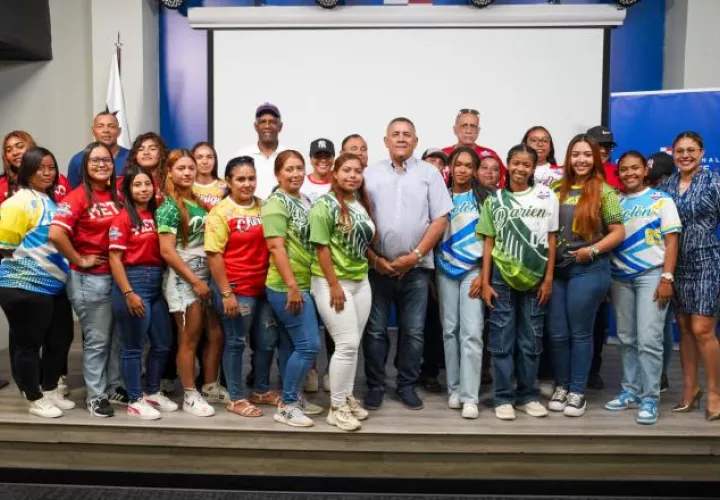 Las chicas, listas para el nacional de sóftbol. Foto. Pandeportes