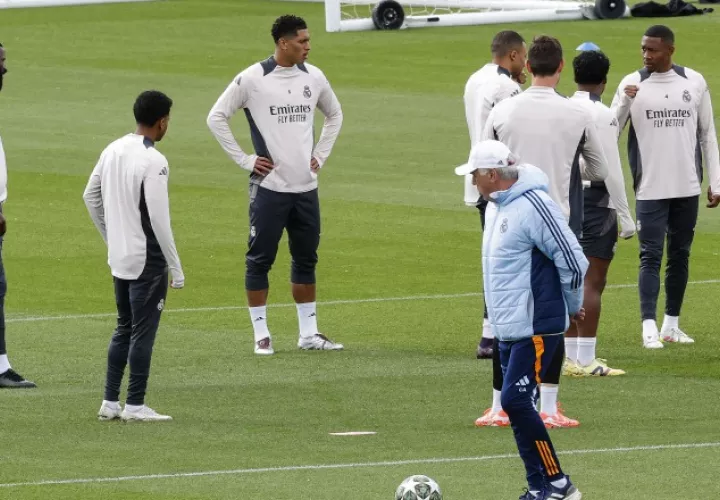 Carlo Ancelotti, con el balón, dirige los entrenamientos del Real Madrid. Foto: EFE