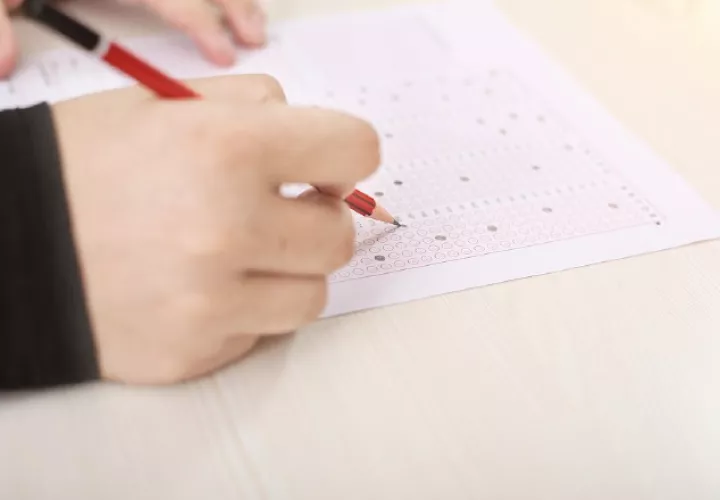 No solo la aplicación del conocido examen de barras ha generado polémica, sino también su costo. Foto Ilustrativa